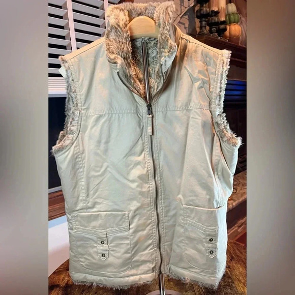 Old Navy | ladies reversible, faux fur/utility style vest. Size: M - Picture 3 of 16